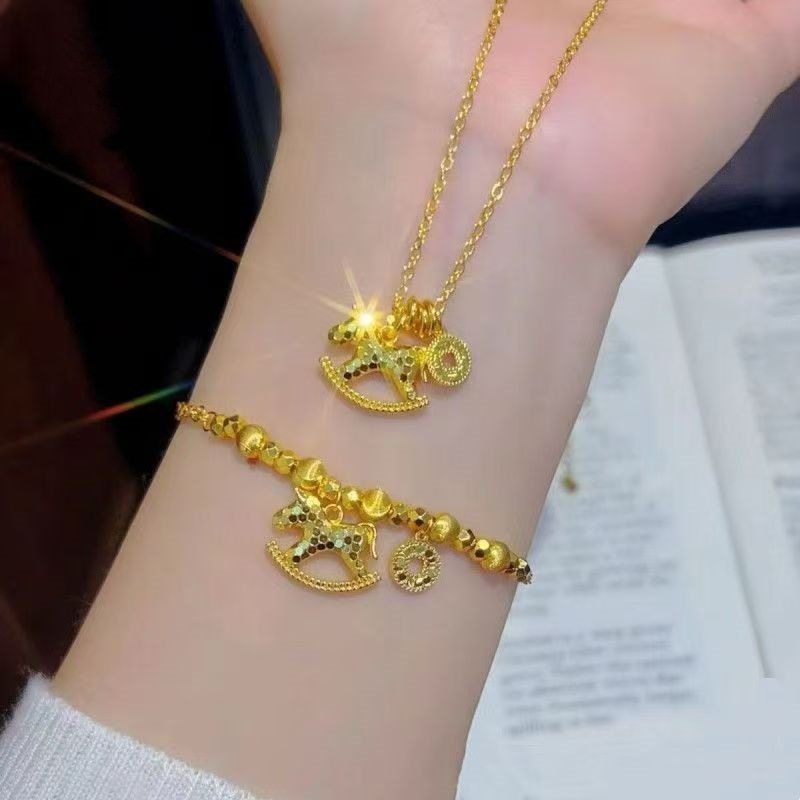Get Rich Immediately, Sand Gold, Sparkling Crushed Ice, Golden Trojan Horse Necklace, Pony Copper Coin Bracelet, Stacked High-End Clavicle Chain
