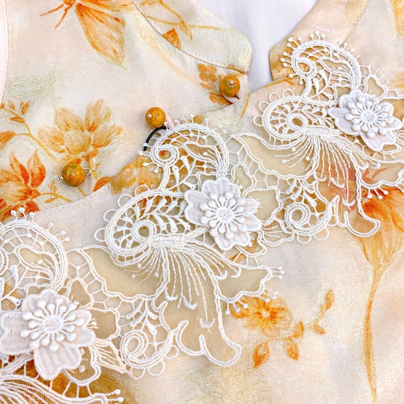Set áo vest không tay in hoa ren cài khuy kèm chân váy xếp ly dài cạp thấp — Vàng mơ