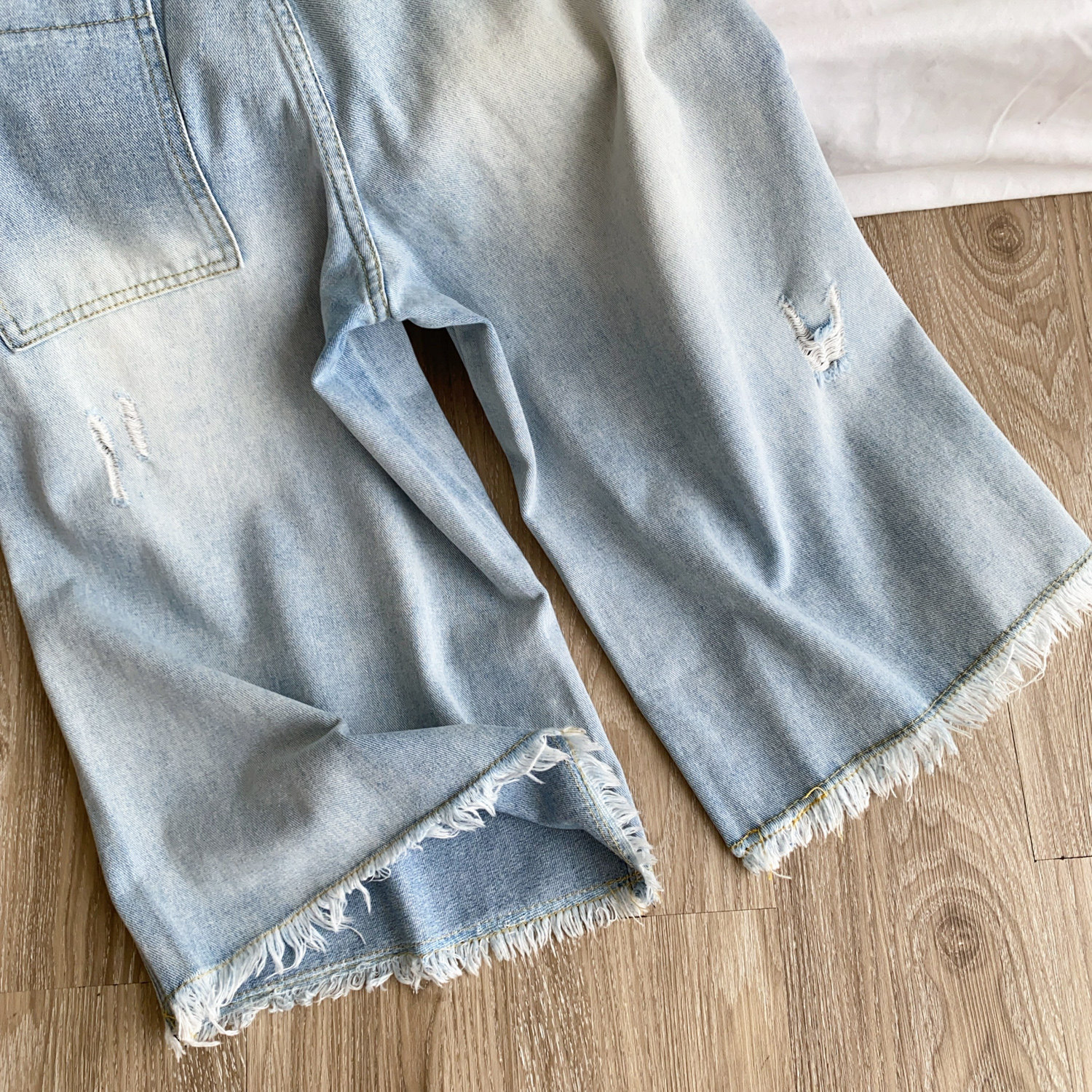 High Waisted Ripped Denim Capris for Women Lightweight Relaxed Fit Slimming Style Casual Summer Wear Wholesale
