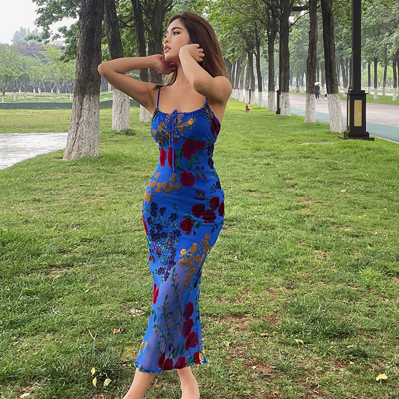 Đầm dây ôm body nữ nhung xanh dương khoét lưng họa tiết hoa — Màu sắc hoa văn, Màu xanh dương