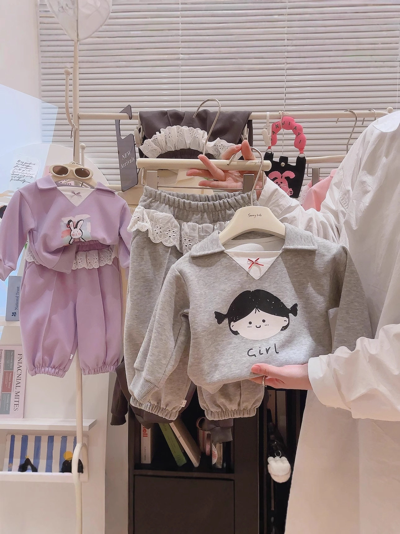 Girls' Lace Patchwork Sports Sweatpants, New Spring & Autumn High-Waist Loose Cuffed Casual Wide-Leg Pants, Matching Collared Two-Piece Set