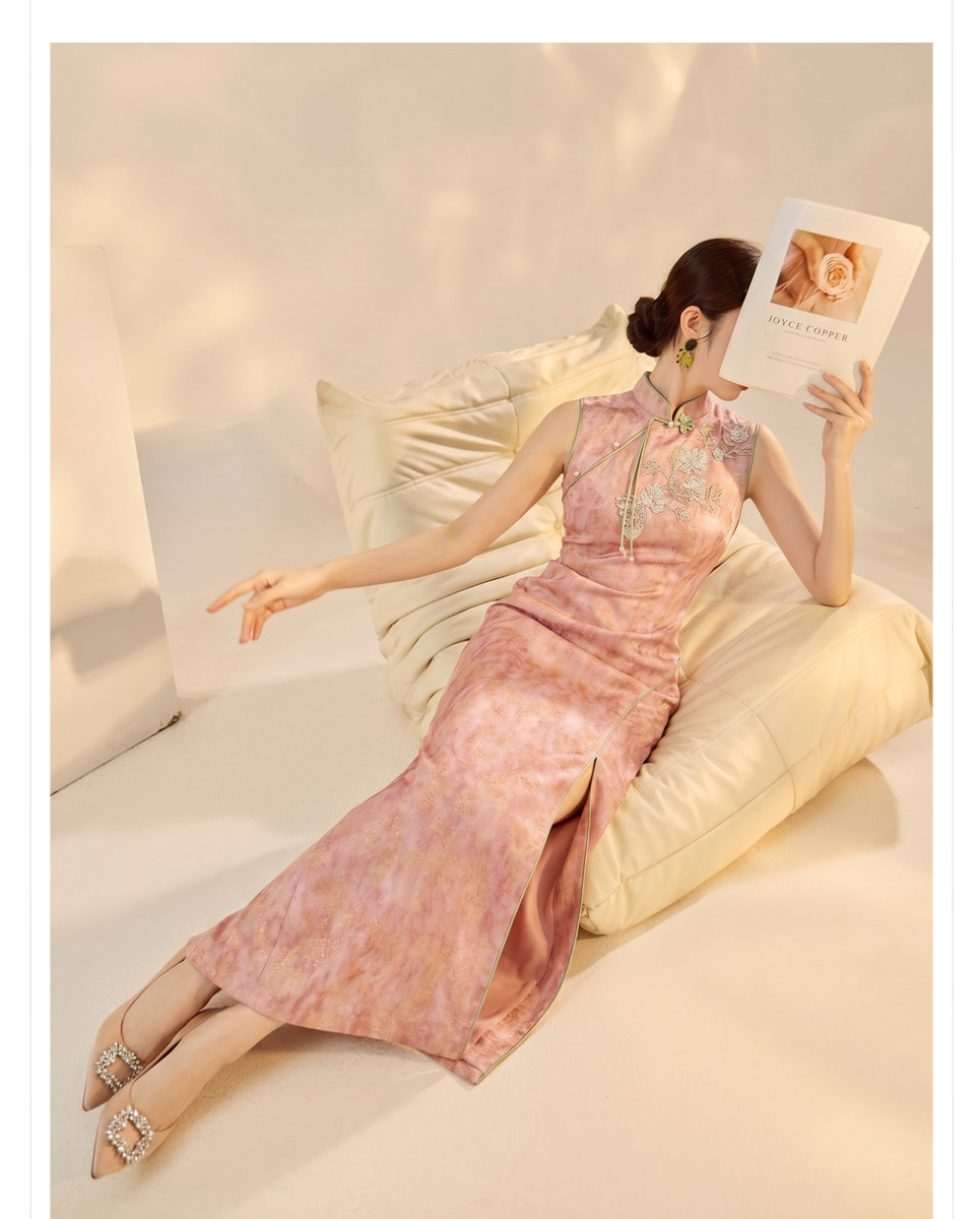Đầm dáng ôm cổ đứng không tay thêu đính cườm họa tiết hoa — Màu hồng