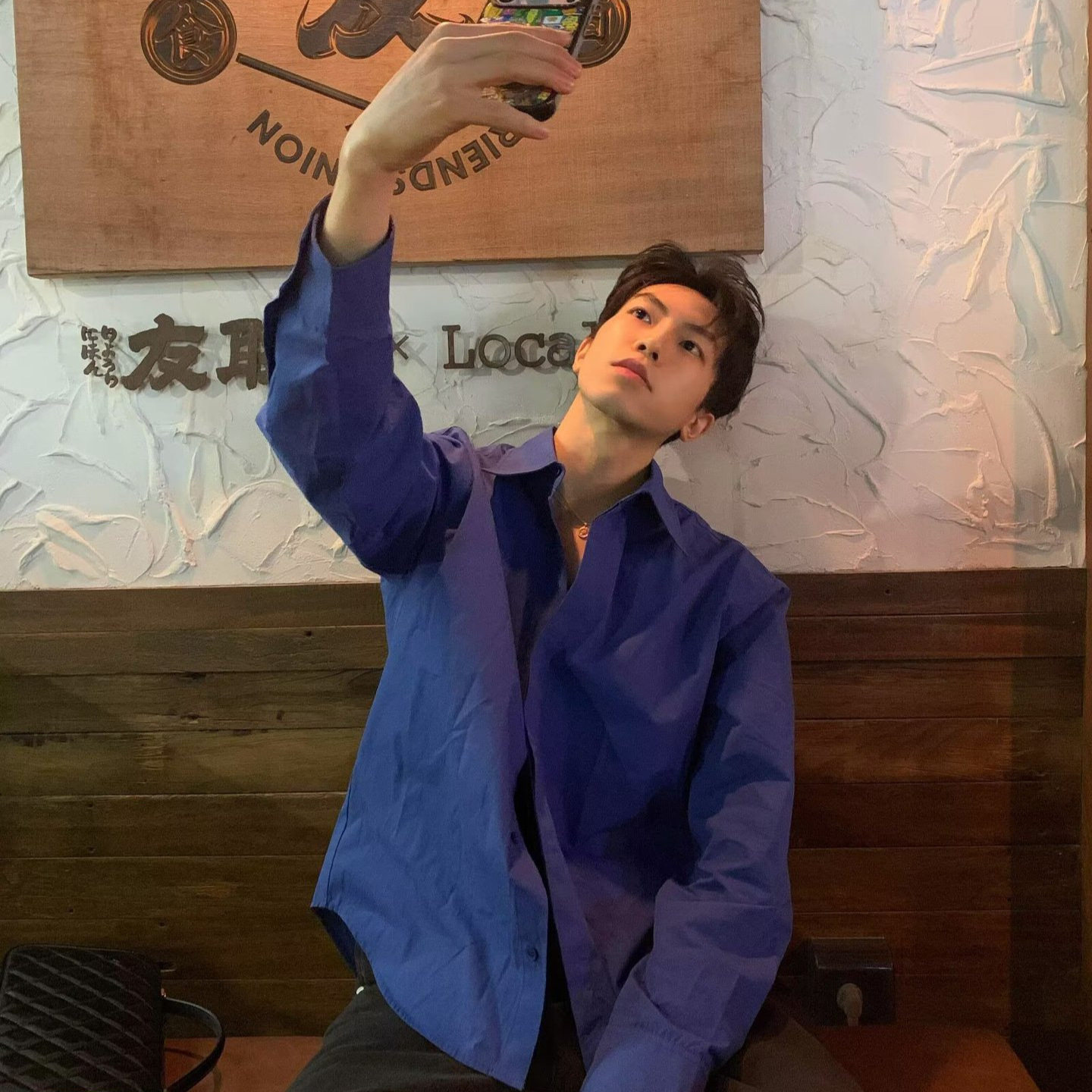 เสื้อเชิ้ตสีน้ำเงิน Klein Blue สำหรับผู้ชาย กลิ่นอายต้นฤดูใบไม้ผลิ เสื้อคาร์ดิแกนสไตล์ชิลๆ เสื้อเชิ้ตแขนยาวแนวลำลองสุดทันสมัย
