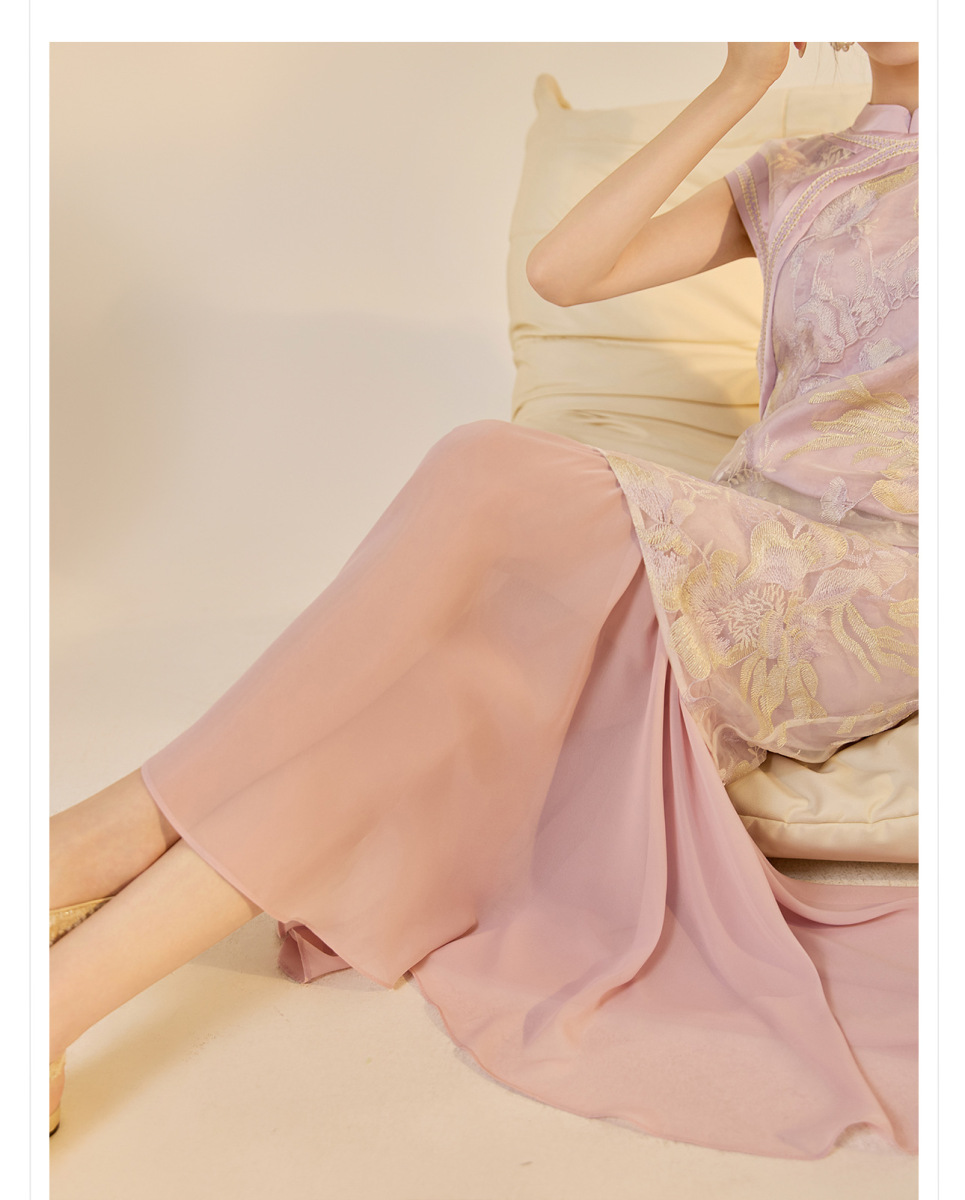 Đầm liền cổ đứng không tay thêu đính cườm họa tiết hoa — Tím Đinh Hương (giao hàng trong 7 ngày), Tím đinh hương (giao hàng trong ngày), Vàng cát chảy (giao hàng trong 7 ngày), Vàng cát chảy (giao hàng trong ngày)