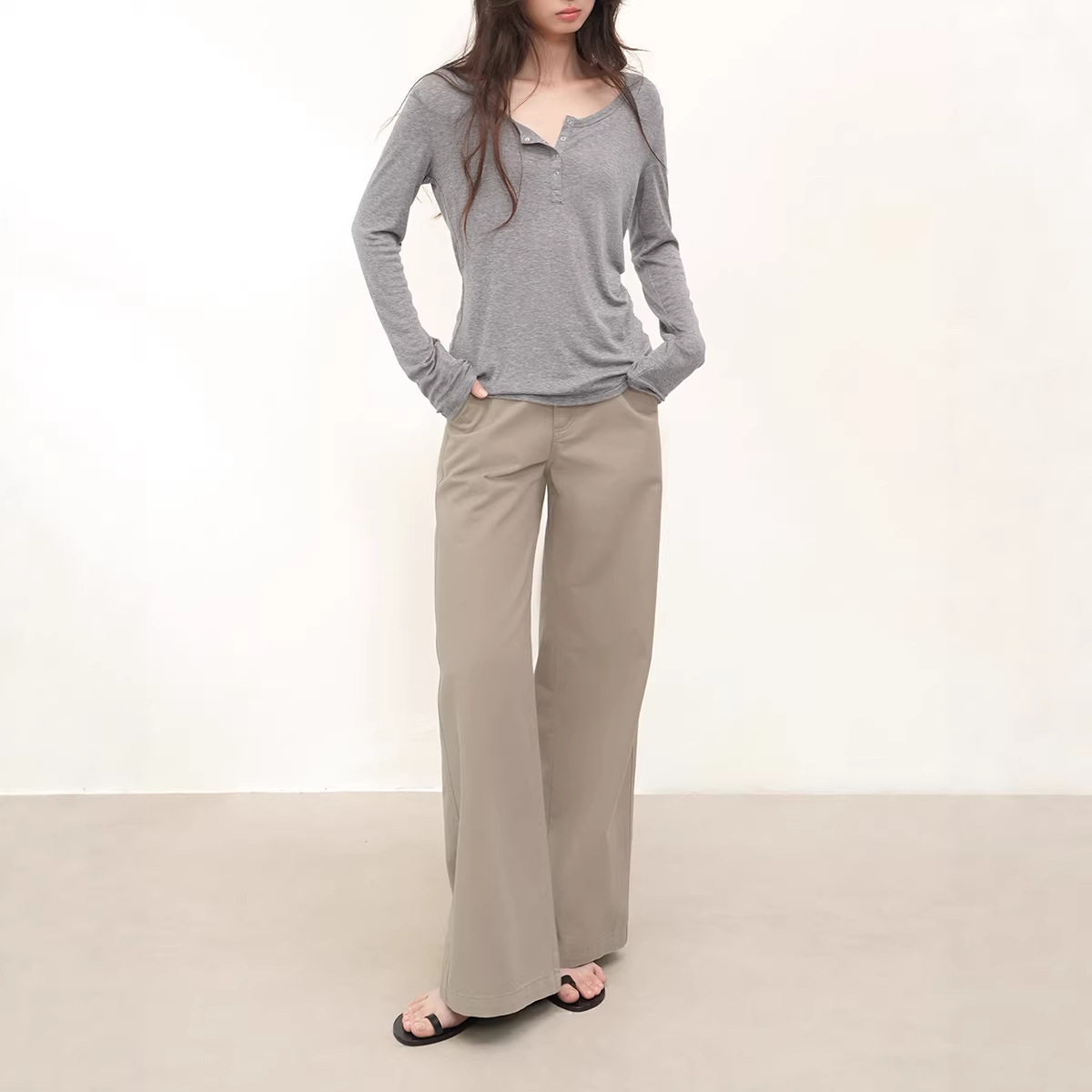 เสื้อยืด Henley ทรงหลวม ทำจากไลโอเซลล์ ผสมขนแกะ ประดับหัวเข็มขัดเงิน