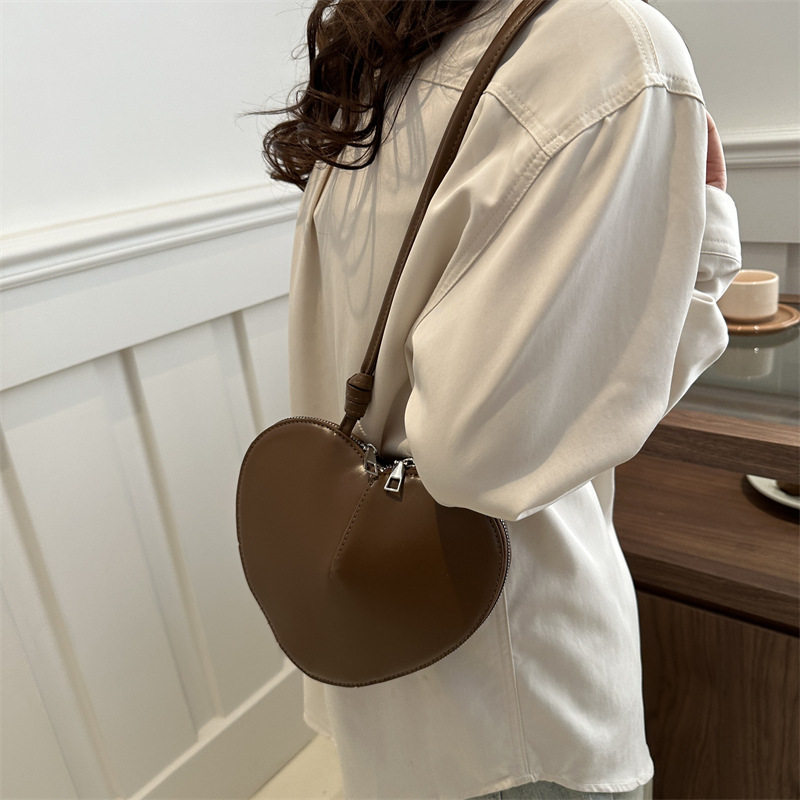 New fashionable and personalized heart-shaped crossbody bag, retro style, solid color shoulder bag, small peach heart, cute and trendy crossbody bag