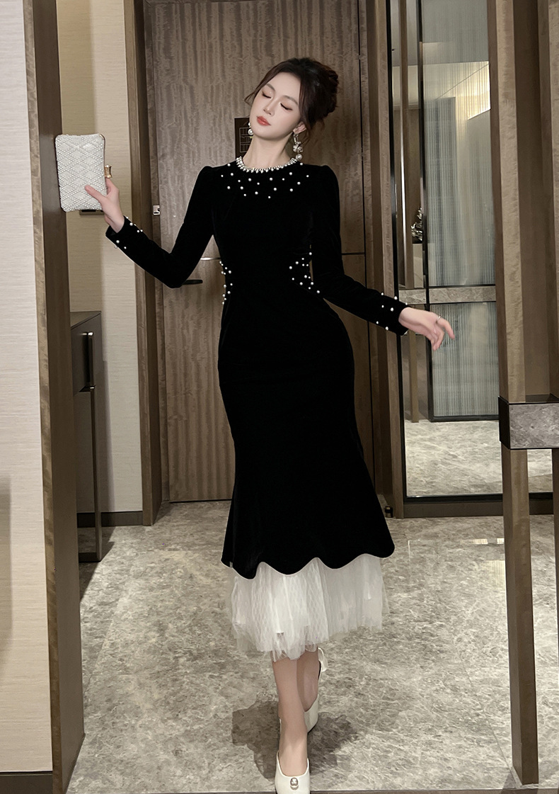 Đầm nhung cổ tròn dài tay đính cườm dáng đuôi cá — Màu đen