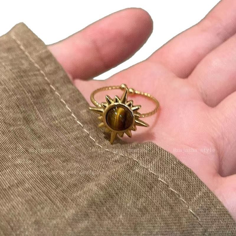 金色太阳花虎眼石戒指女轻奢小众高级感食指戒美拉德叠戴复古指环