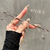 Ультралегкие очки без оправы для женщин с близорукостью могут быть оснащены защитной оправой для глаз без полей красного и белого цвета в небольшой оправе для защиты глаз от синевы.