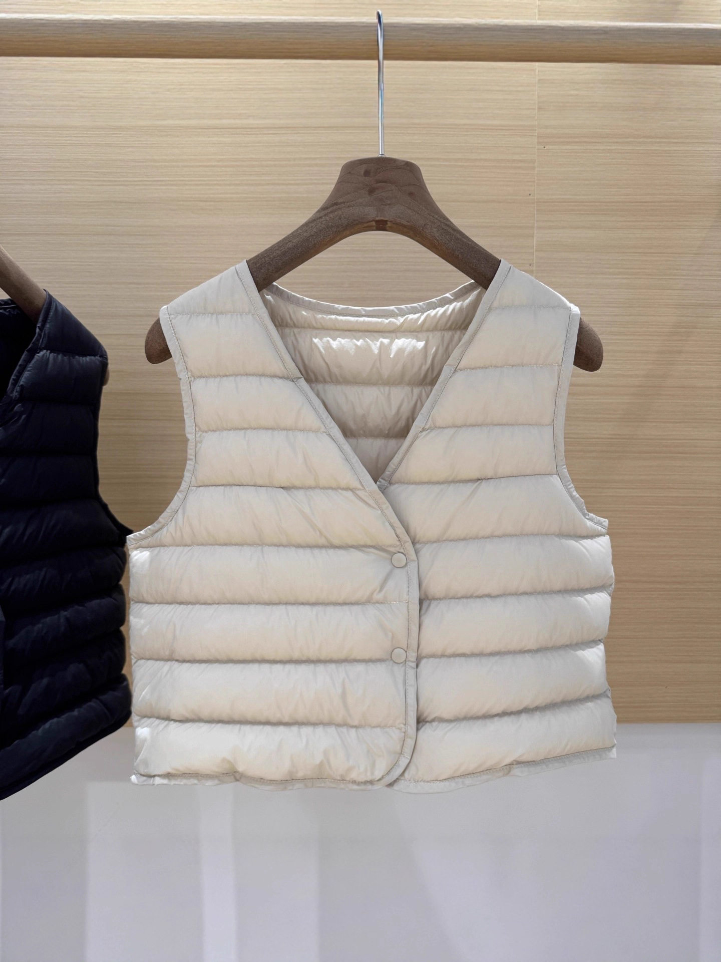 Lightweight V Neck down Vest, Short Women's 2025 Autumn and Winter New Coat with Warm Vest Inside and No Velvet Running Inside