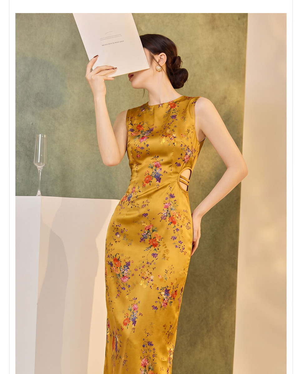 Đầm dây hai dây họa tiết hoa in kim tuyến dáng dài thanh lịch — màu vàng