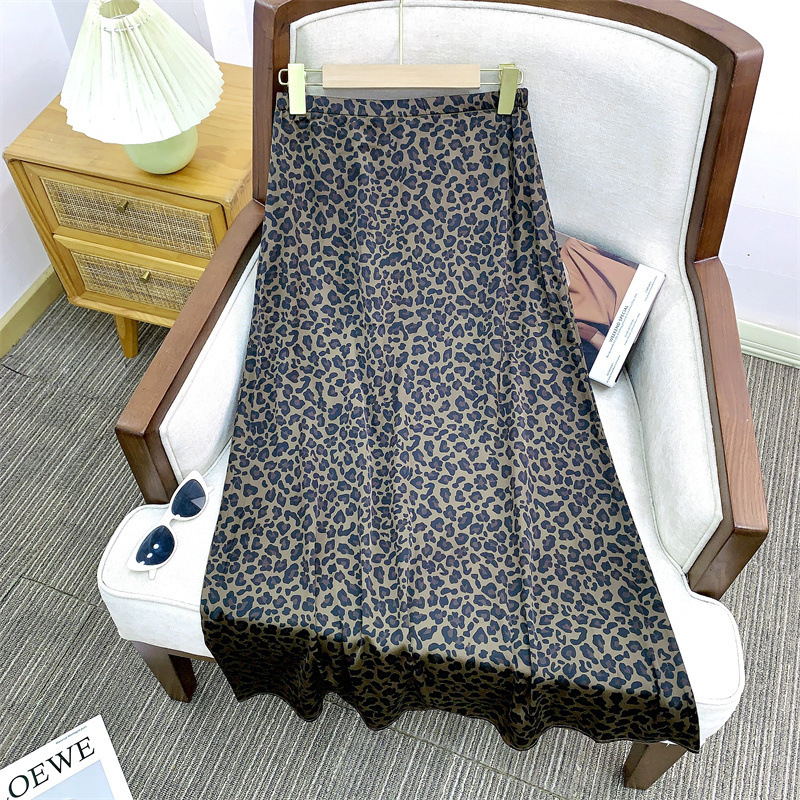 Chân váy dài họa tiết da báo chất liệu satin bóng nhẹ dáng chữ A — Da báo chất lượng cao