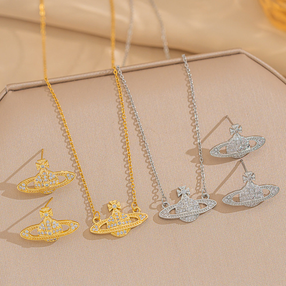 [Titanium Steel] European and American style Queen Mother's Golden Planet Titanium Steel Necklace Women's Fashion Collarbone Chain Light Luxury Jewelry Wholesale