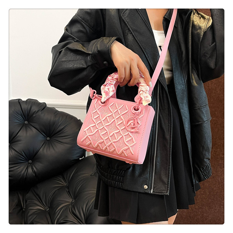 High-end Light Luxury Bag Women's New Style Elegant All-match Heavy Industry Embroidered Daofei Bag Crossbody Portable Small Square Bag 11 O1CN01aVwk5d1a0nNUw3JyM !!2218817593268 0 cib