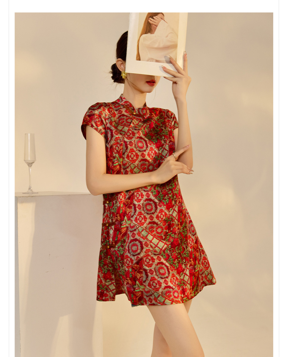 Đầm chữ A nữ cổ đứng thêu họa tiết cao cấp dáng suông — Màu caramel, Màu đỏ san hô