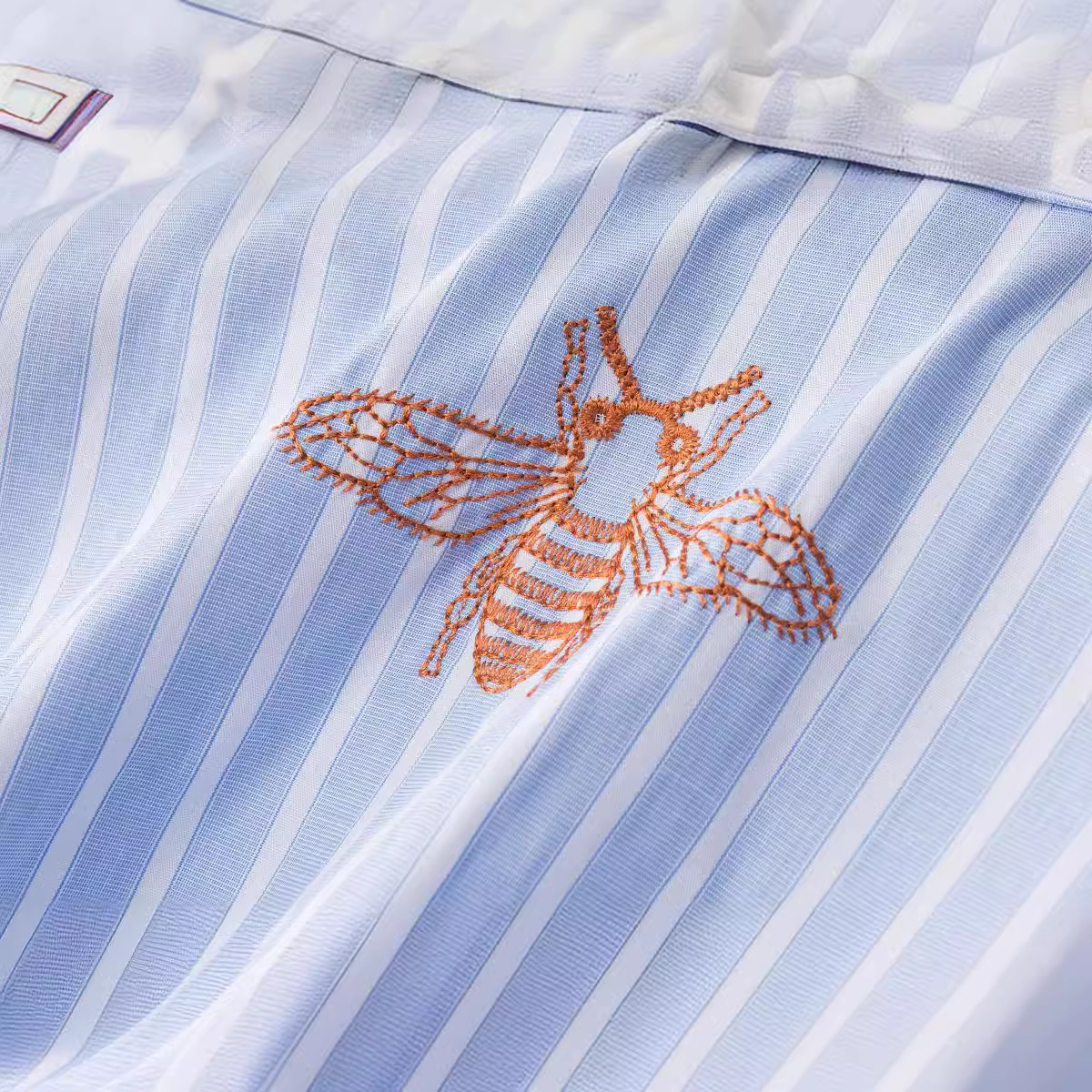 Áo sơ mi nam ngắn tay kẻ sọc xanh trắng cotton thêu ong sau lưng dáng ôm — Màu xanh lam nhạt