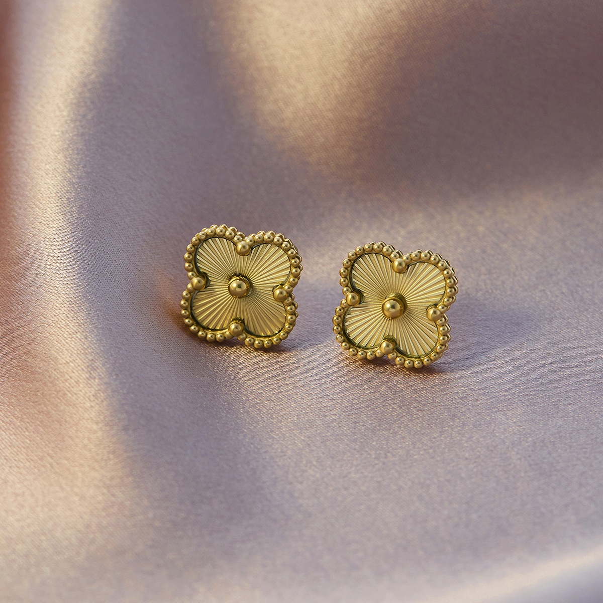 四つ葉のクローバー フラワー ピアス