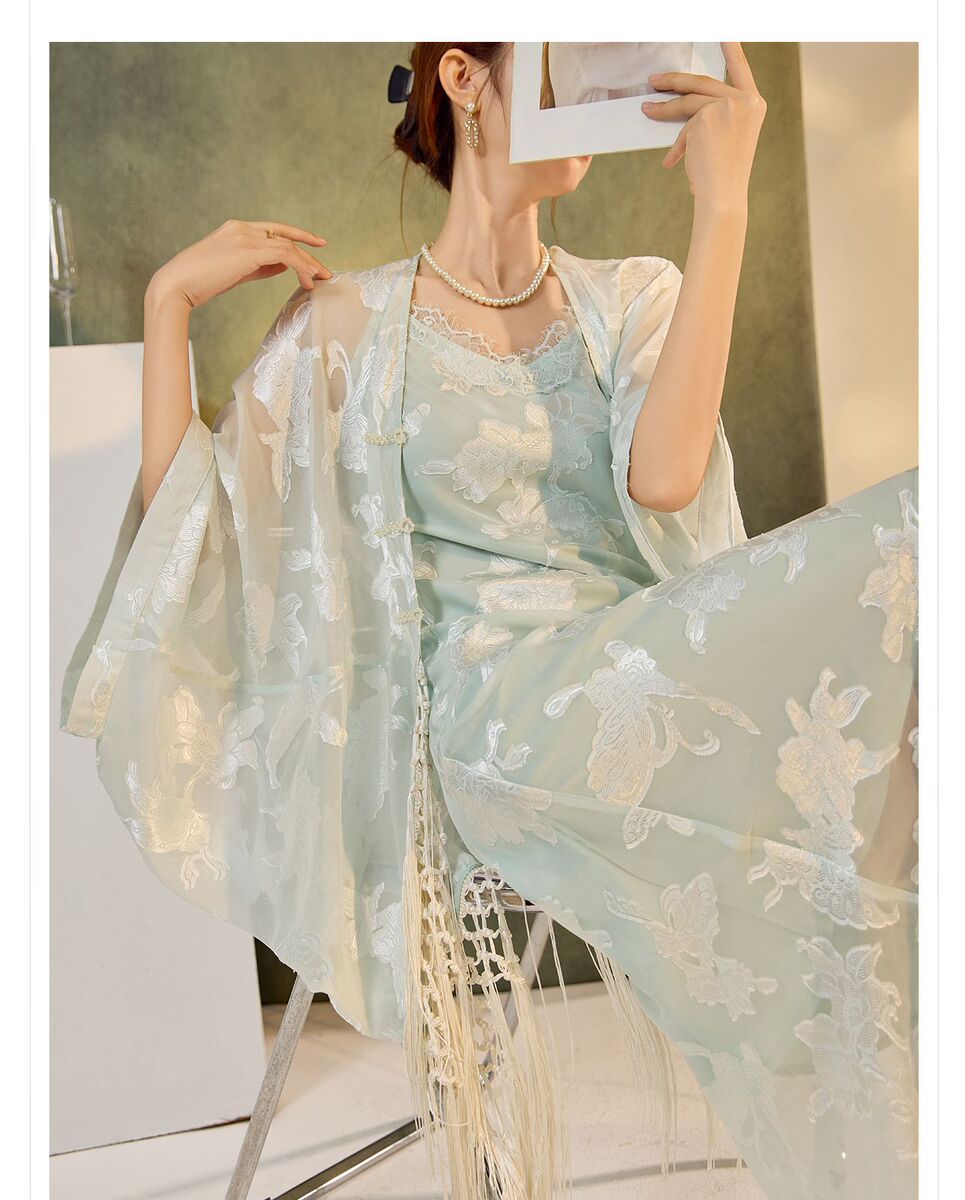 Bộ đầm yếm dài kèm áo cardigan dài tay thêu họa tiết tua rua nữ — Áo cardigan tua rua (giao hàng trong 7 ngày), Áo cardigan tua rua (giao hàng trong ngày), Váy yếm (giao hàng trong 7 ngày), Váy yếm (giao ngay trong ngày)
