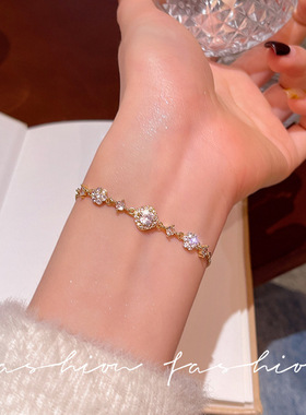 甜美轻奢锆石花朵吊坠手链女气质级感百搭个性设计可爱方块手饰