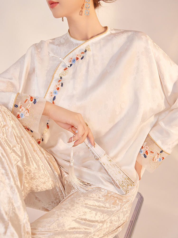 Áo nữ dài tay cổ tròn thêu hoa cài khuy lệch vai phong cách thanh lịch — Cloud Silk White (Giao hàng ngay hôm nay), Cloud Silk White (Giao hàng trong 7 ngày)