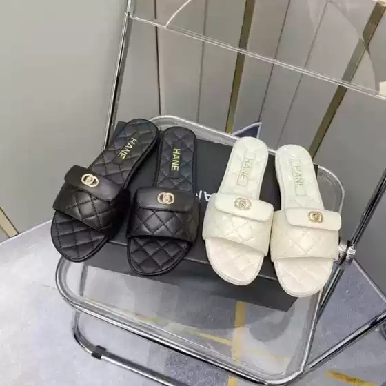 2025 Summer New Style Genuine Leather Elegant Small Fragrant Style Rhombus Metal Buckle Flats Bottom One-Strap Casual Open-Toe Sandals for Women