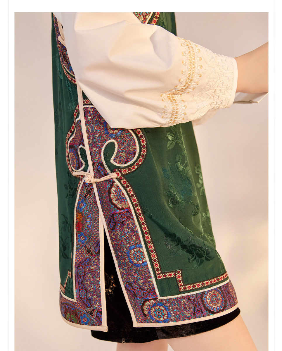 Áo vest nữ dáng trung dài màu xanh lá họa tiết hoa thêu