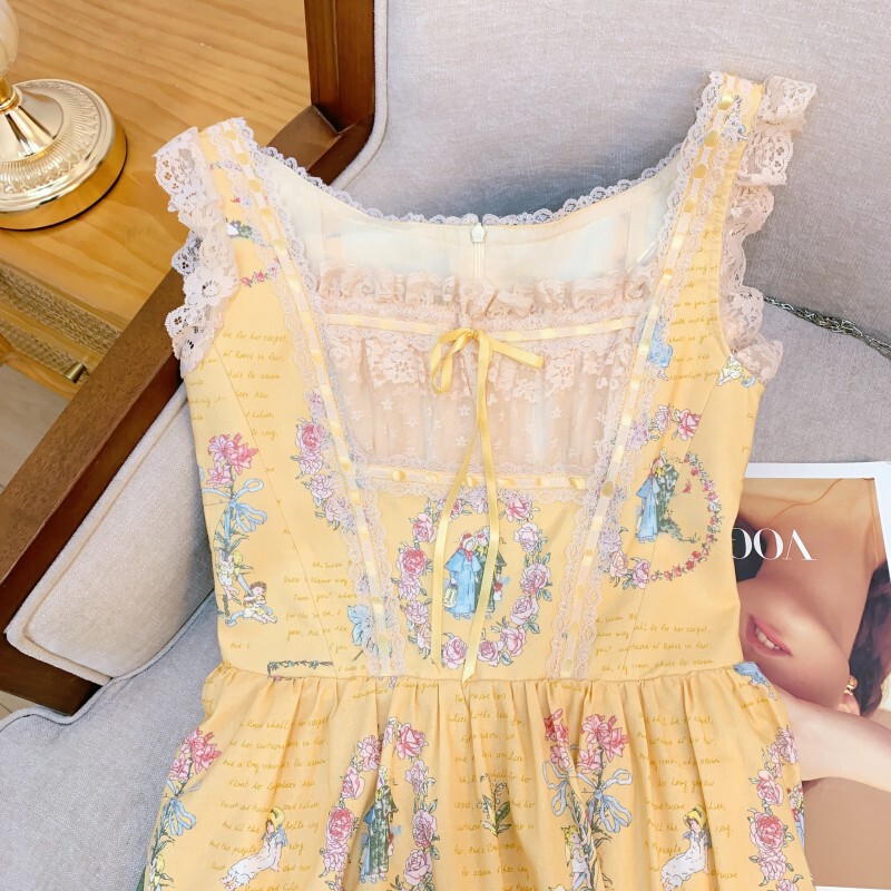 Đầm hai dây cổ vuông ren phối màu, chân váy chữ A dáng suông nhẹ nhàng — Truyện cổ tích vàng