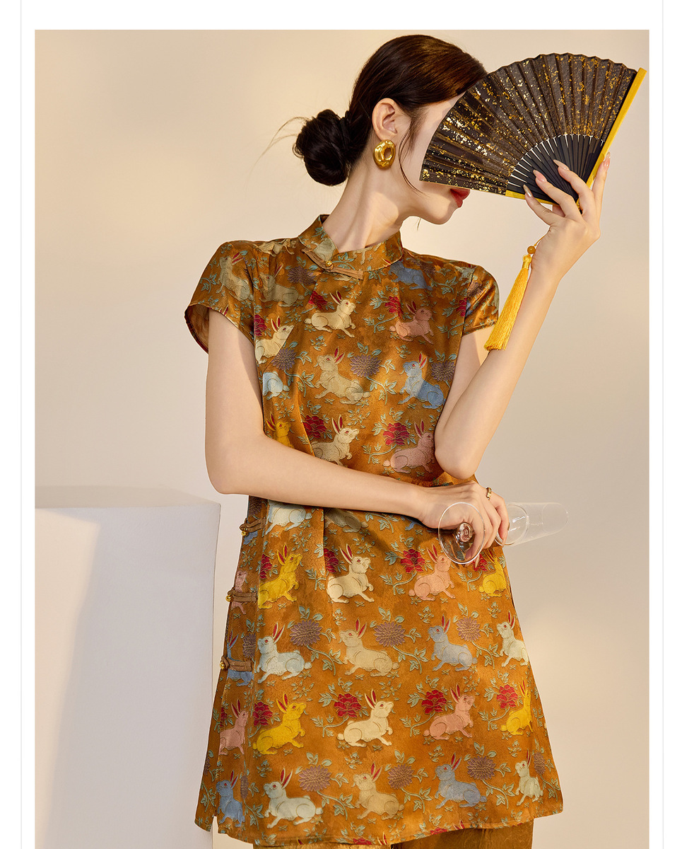Đầm chữ A nữ cổ đứng thêu họa tiết cao cấp dáng suông — Màu caramel, Màu đỏ san hô