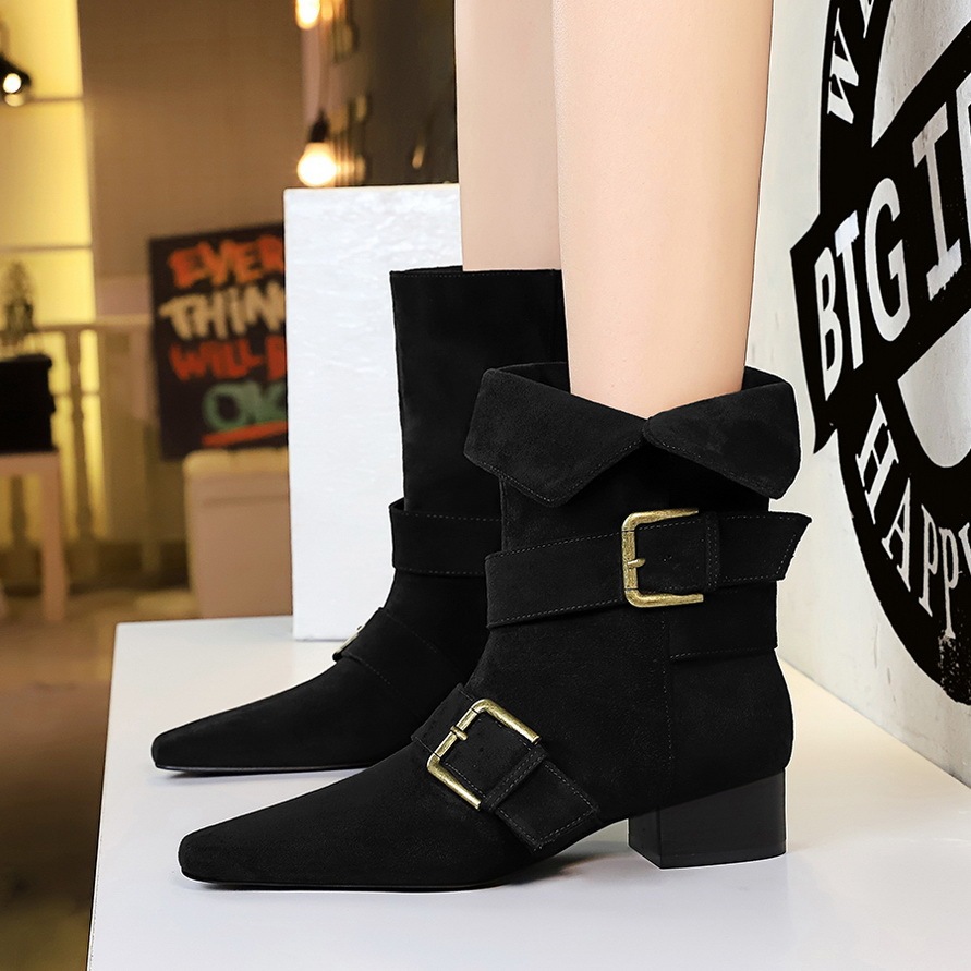 Boot nữ cổ trung mũi vuông khóa thắt lưng gót vừa phong cách retro — màu đen, nâu đậm, quả mơ