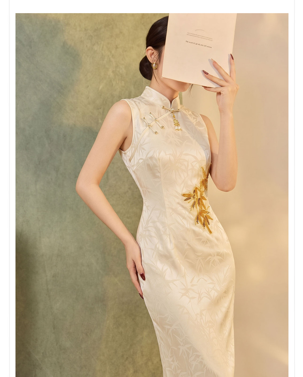 Đầm dài dáng ôm cổ đứng họa tiết hoa vải jacquard — Màu be