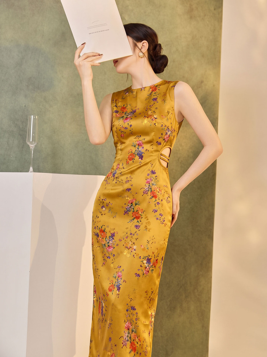 Đầm dây hai dây họa tiết hoa in kim tuyến dáng dài thanh lịch — màu vàng