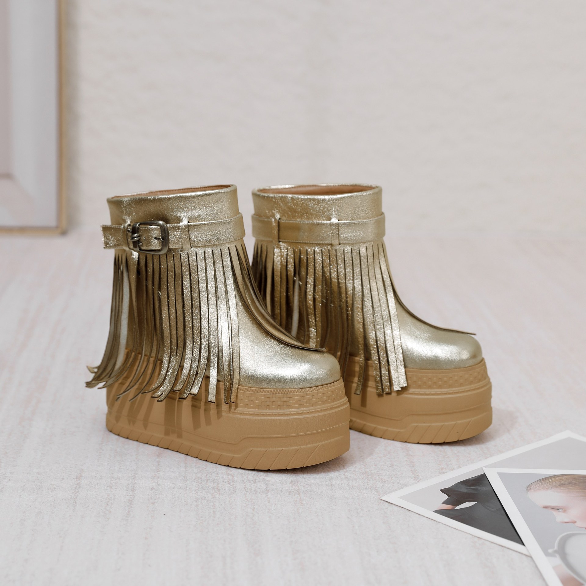 Boot Nữ Cổ Ngắn Da Bóng Tua Rua Chiều Cao Đế Khoảng 5cm Màu Vàng, Đen