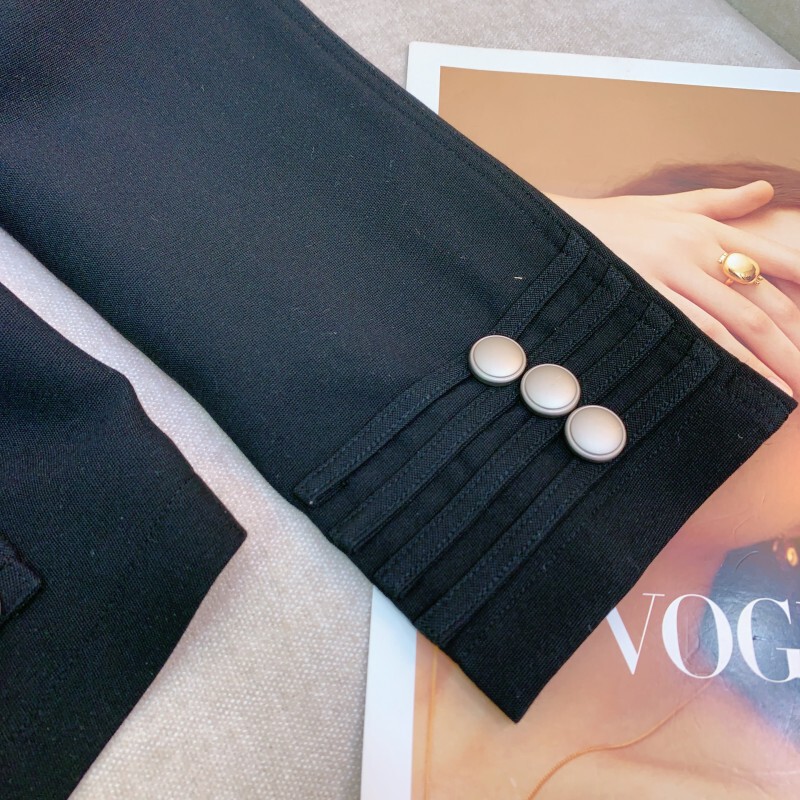 Áo khoác nữ dáng ngắn cổ đứng phối cúc kim loại — màu đen