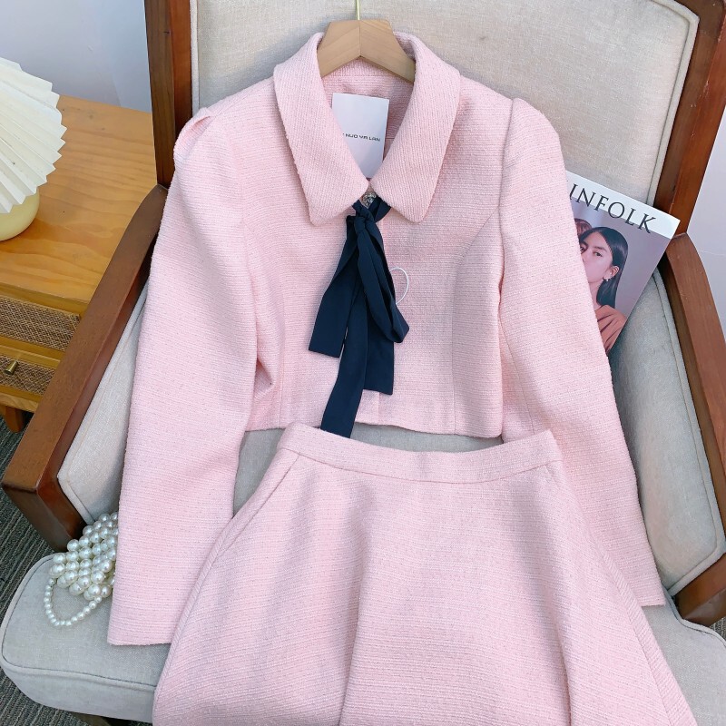 Áo khoác ngắn nữ dáng tiểu thư đính nút kim cương phối hồng — Váy hồng Sakura, Áo khoác ngắn màu hồng Sakura