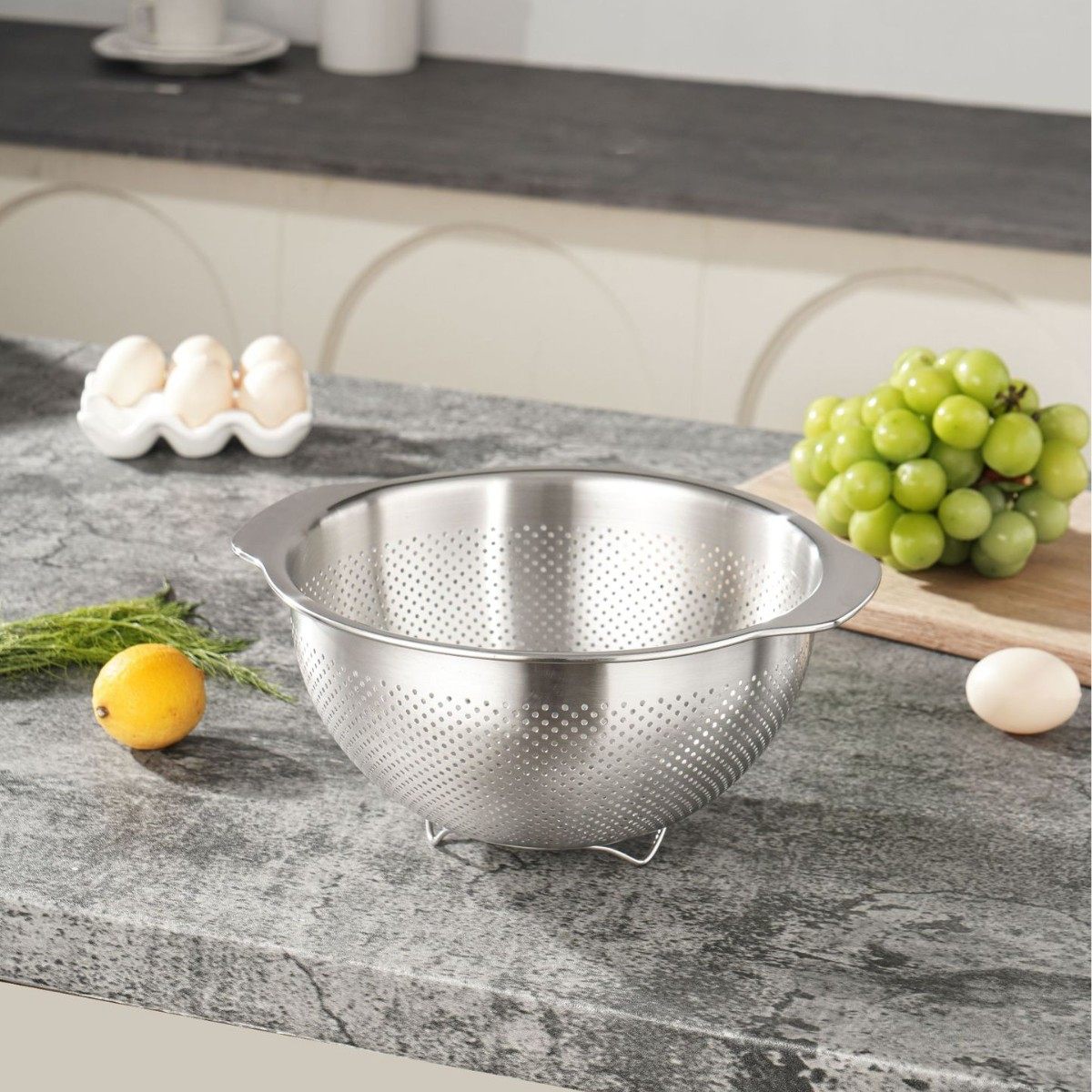 Food-Grade 304 Stainless Steel Basin Set, Thickened for Home Kitchen Use, Suitable for Beating Eggs, Kneading Dough, Washing Vegetables, Draining, and Straining Soup