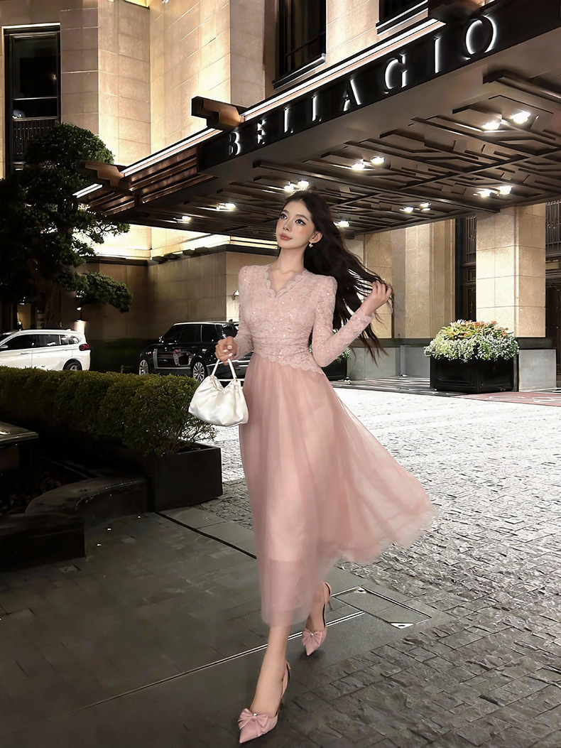 Đầm liền thân lưới xòe rộng chiết eo cổ chữ V phối ren phong cách dịu dàng thanh lịch — Màu hồng, Màu kaki