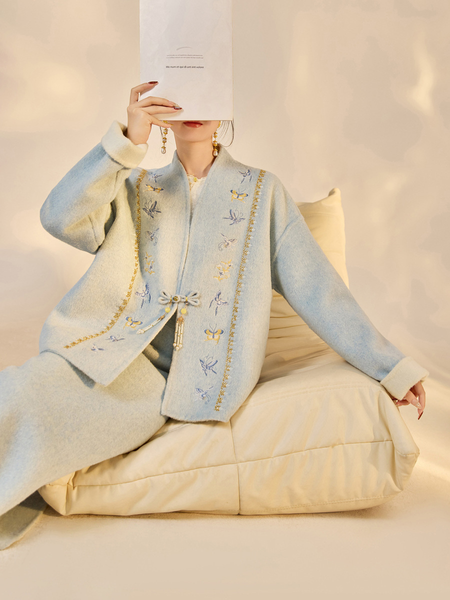 Bộ áo khoác len dạ hai mặt thêu hoa kèm chân váy dài nữ — Jade White [Cổ lông cáo] (Giao hàng trong 7 ngày), Váy len (giao hàng trong 7 ngày), Áo khoác thêu (giao hàng trong 7 ngày)