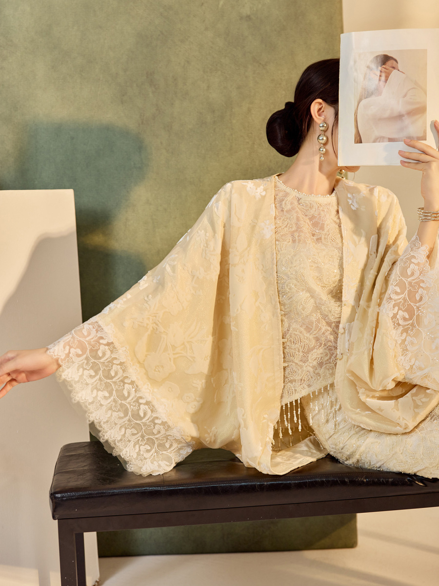 Bộ ba món nữ gồm áo khoác dệt hoa đính cườm tua rua, áo gile và chân váy ren dáng midi — Áo khoác Jacquard (giao hàng trong 7 ngày), Áo khoác Jacquard (giao hàng trong ngày), Áo tua rua (giao hàng trong 7 ngày), Áo tua rua (giao hàng trong ngày)