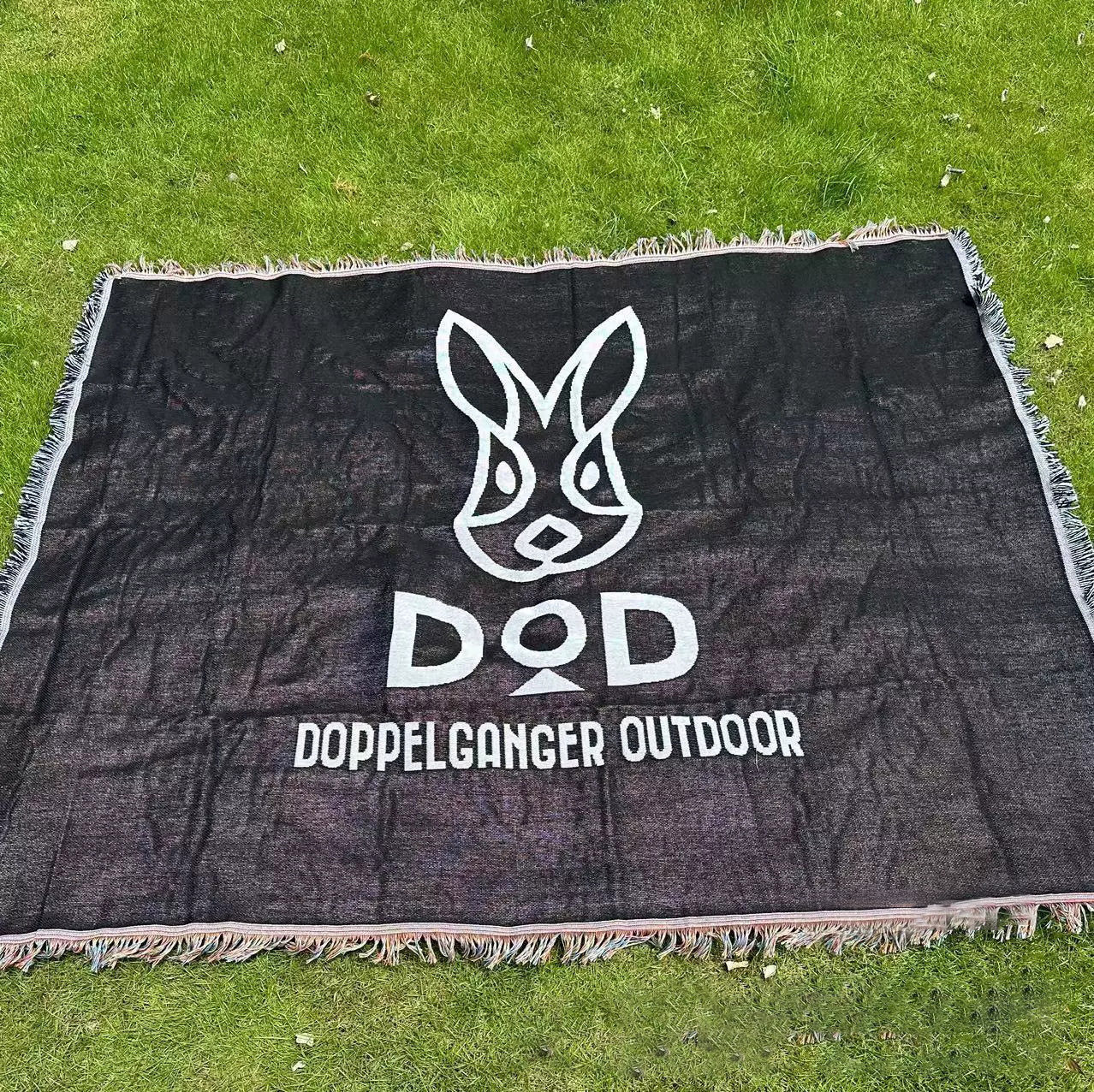 Factory Custom Camping Blanket Moisture-proof picnic mat Jacquard Tapestry Ins Style Sofa Towel Thread Blanket Multifunctional Sofa Blanket