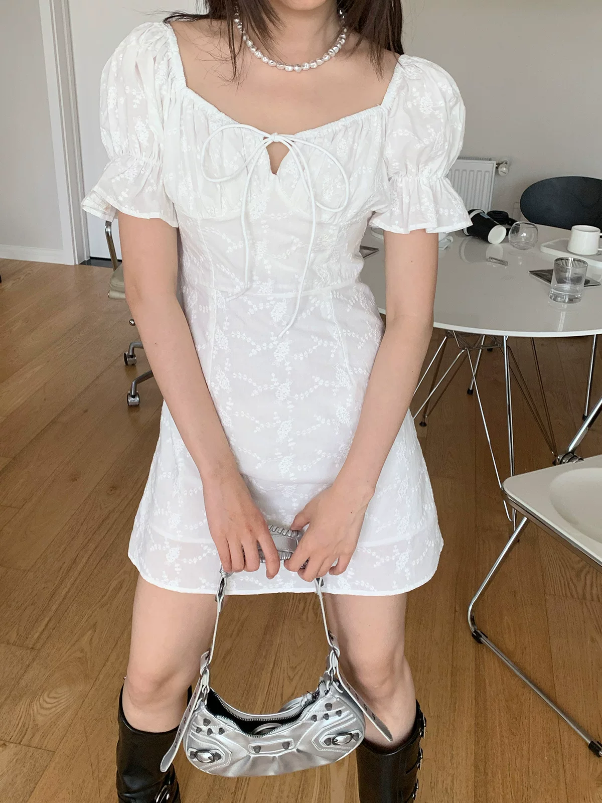 LOOPIN 夏季新品 法式复古纯色刺绣系带泡泡袖一字领露背连衣裙女