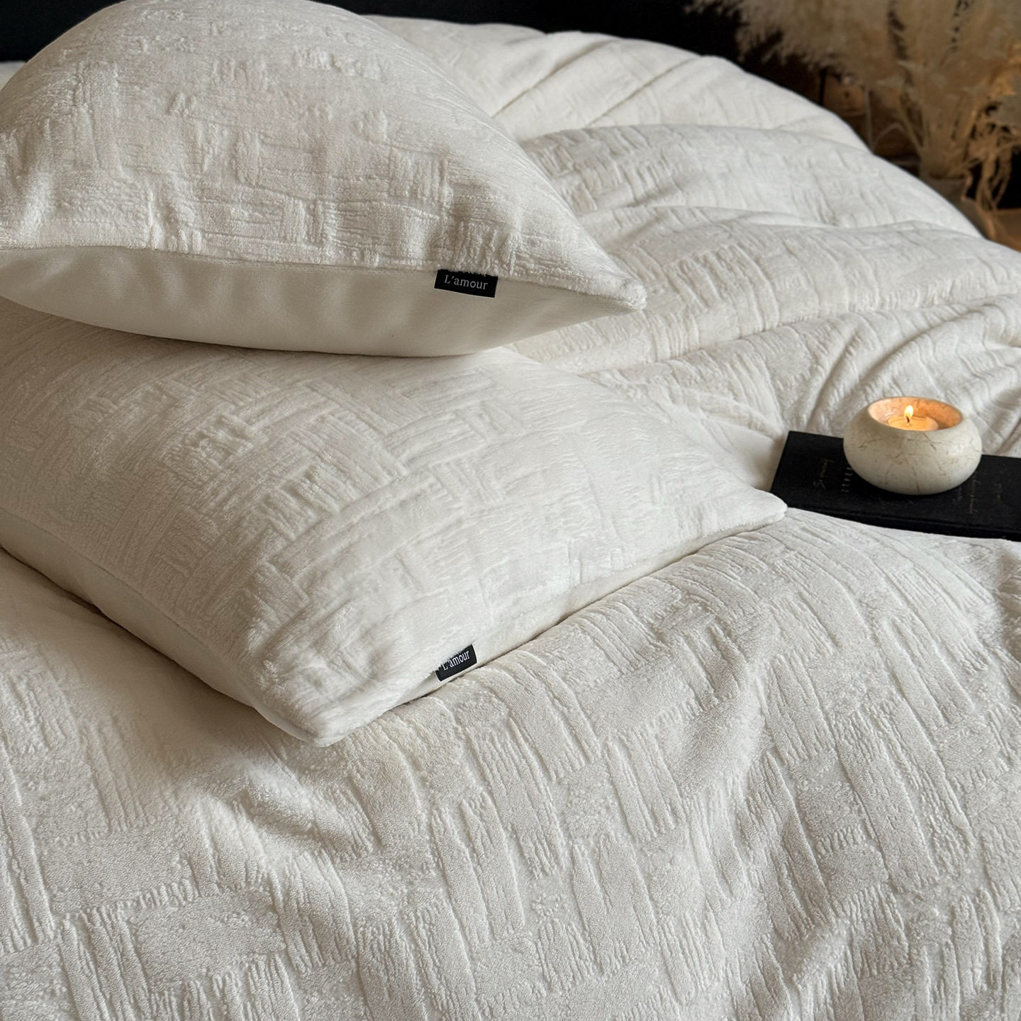 Casual Winter High-Weight Milk Velvet Four-Piece Set, Anti-Static Thickeneded Skin-Friendly Naked Sleeping Three-Piece Set with Stereo Carved Velvet