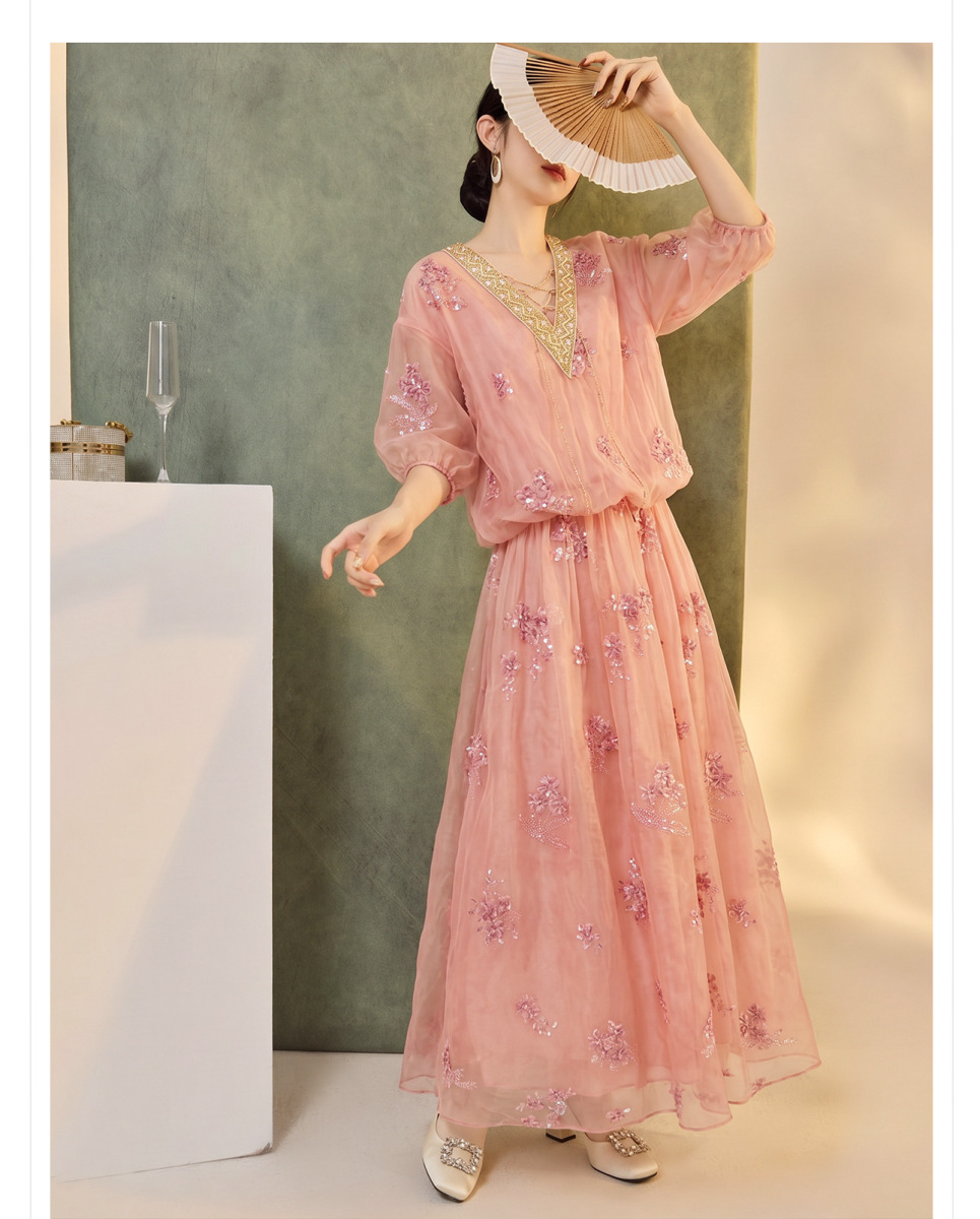Đầm maxi nữ dài tay lỡ cổ chữ V thêu hoa phối voan nhẹ nhàng — Màu hồng