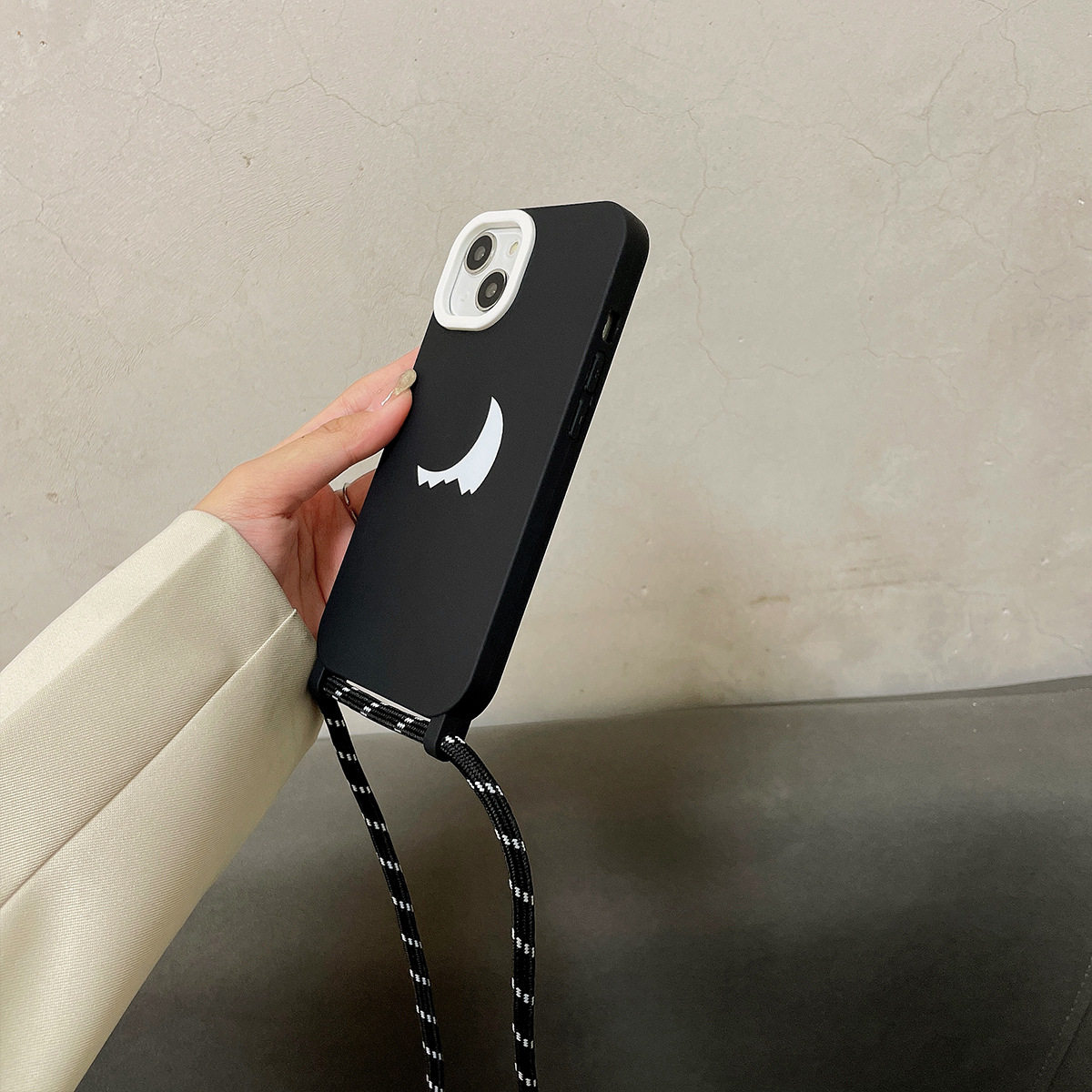 小众创意月牙黑色适用iphone14Promax苹果13手机壳12Pro防摔11斜挎可调节