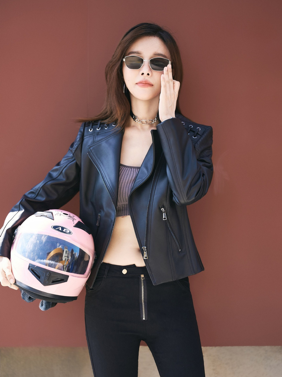 Áo khoác da nữ dáng ngắn phong cách biker ôm vừa vặn — màu đen