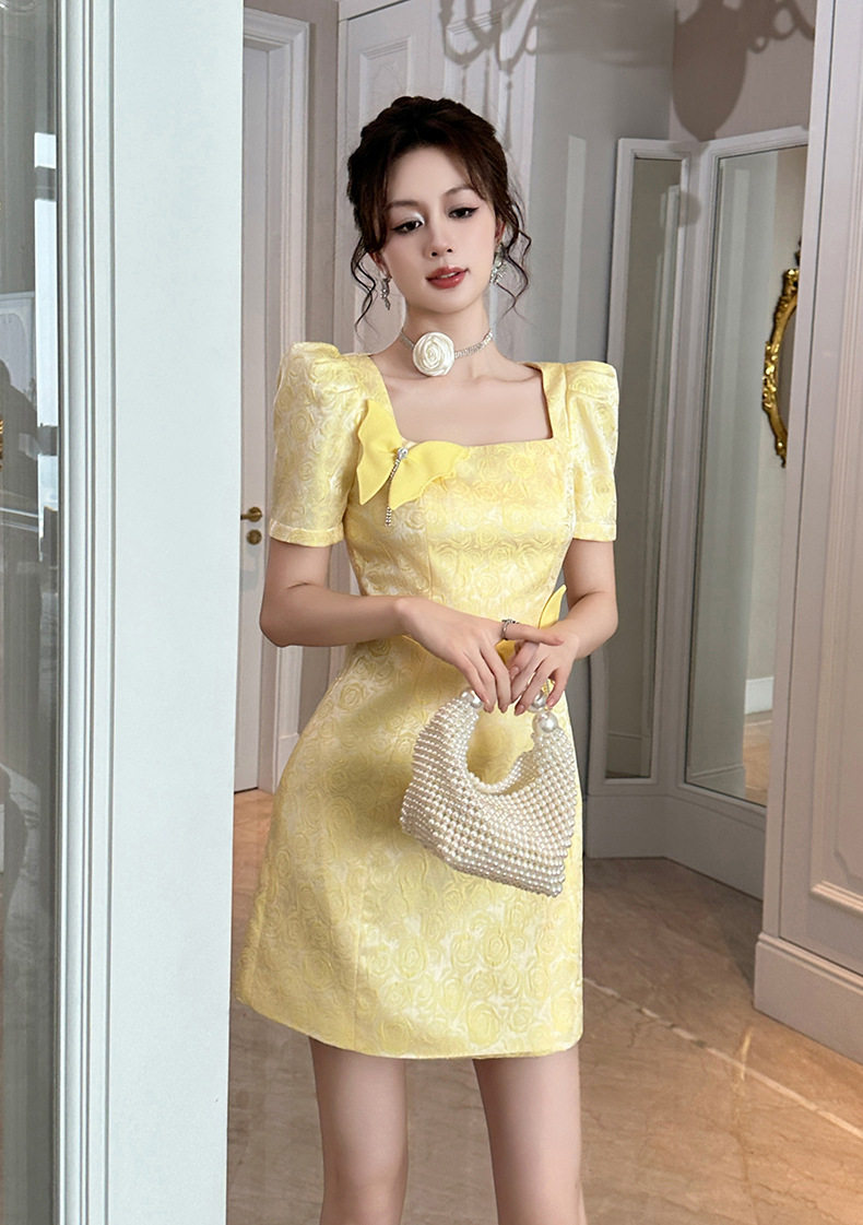 Đầm suông nữ midi cổ vuông tay bồng họa tiết hoa — [Vàng chanh] chi tiết 5