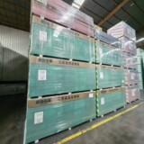 Внешняя торговля экспортирует гипсокартонные плиты Linyi, водостойкие, огнеупорные и влагостойкие плиты, обычные бумажные гипсокартонные плиты, большое количество, отличные