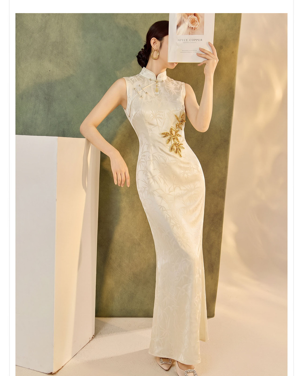 Đầm dài dáng ôm cổ đứng họa tiết hoa vải jacquard — Màu be