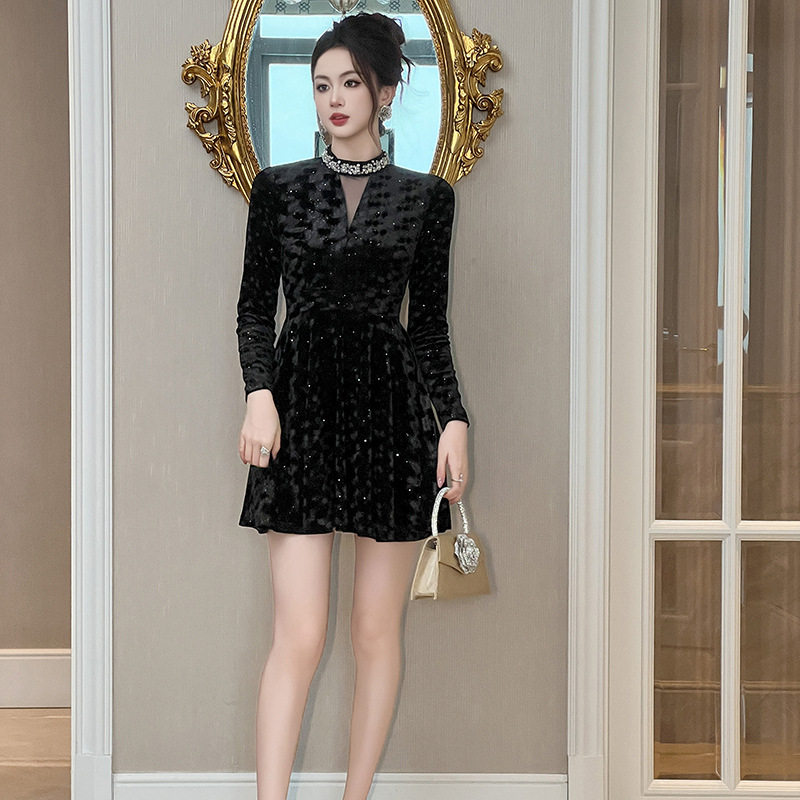 Đầm Nhung Nữ Dài Tay Cổ Tròn Đính Đá Eo Thun Tôn Dáng Màu Đen
