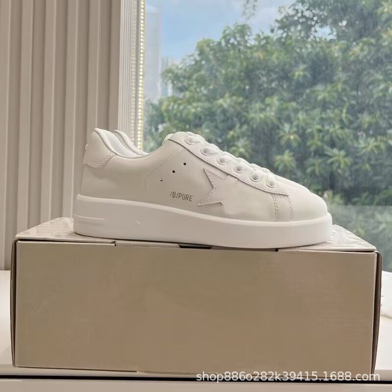 The new white shoes for men and women have been raised to the bottom of the new leather stars.
