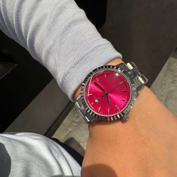 Little Red Book Western Queen Mother's Watch New Small Dial Steel Band Fashion Watch Saturn Women's Light Luxury Quartz Watch for Women